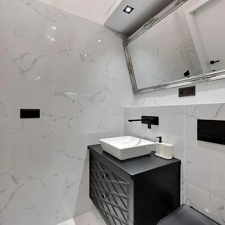 Dluga Boutique By Downtown